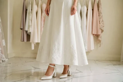 Mariée petite portant des chaussures mariage blanches à talon bloc pour allonger la silhouette