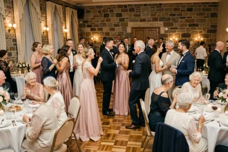 Réception de mariage avec des invités de tous âges dansant et profitant de la musique sur une piste de danse élégante